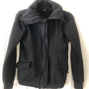 Black sipped sweatshirt with fleece on the inside